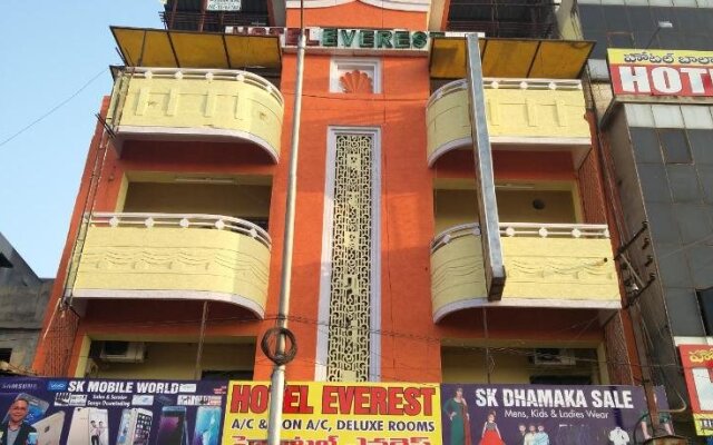 Hotel Everest Residency