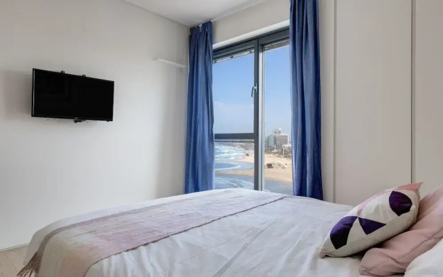 Beach Front Dream Suite & Pool