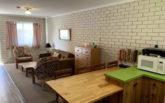 Kingswood Motel & Apartments
