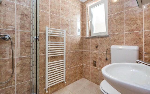 Stunning Home in Icici With Wifi and 2 Bedrooms