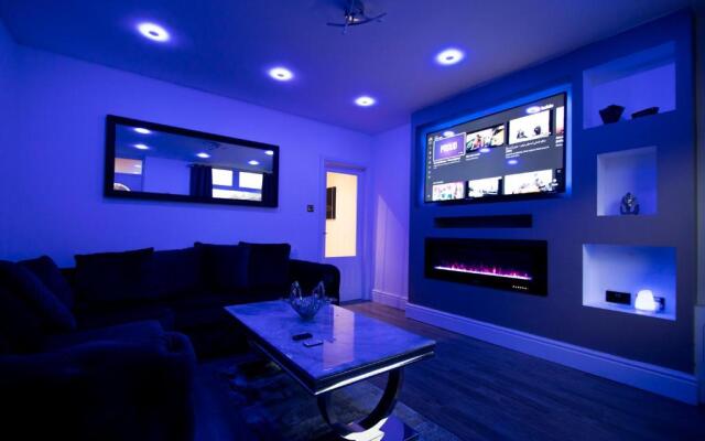 Stunning Bolton Abode - Pool Table