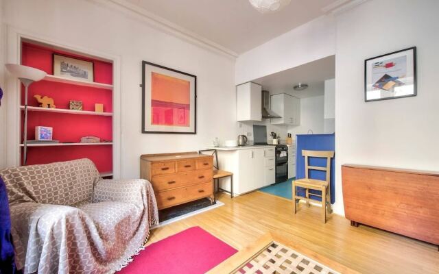 Colourful West-end Apartment - 2 Double Bedrooms 4 Guests!