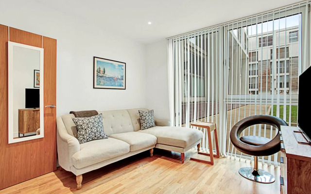 Urban Retreat: Stylish 1-bed Bliss