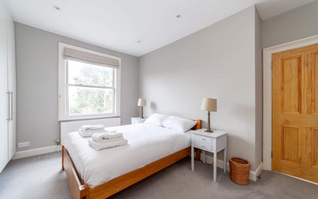 Modern 2-bed Flat in Shepherds Bush - Comfort & Style!