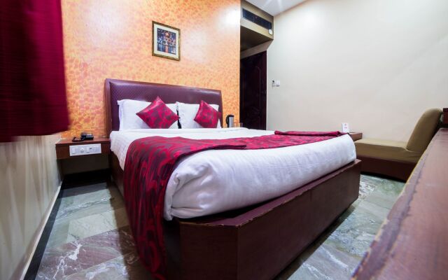 OYO 11585 Hotel Shreenithi