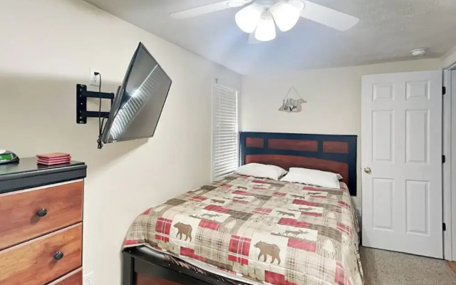 Lazy Bear Cabin by Taylor Made Deep Creek