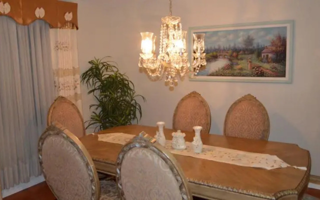 Four-Bedroom House near Universal