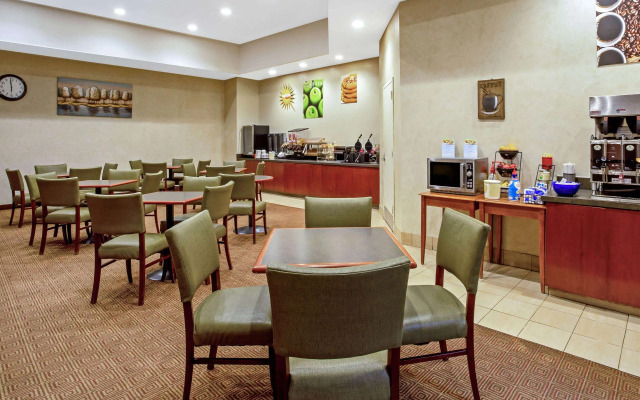 La Quinta Inn & Suites by Wyndham Stamford / New York City
