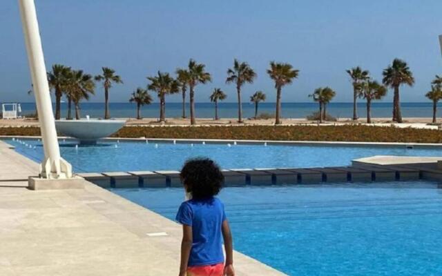 Beautiful modern apartment with access to beach and pools