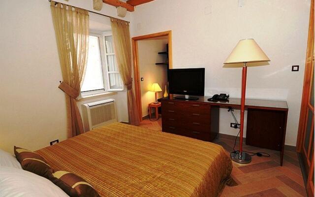 Steps Old Town Apartments by Irundo