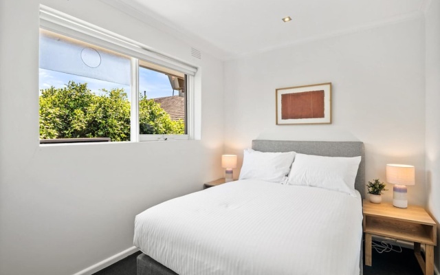 Bright 2-bed Apartment in South Yarra – Guest Rooms – Melbourne