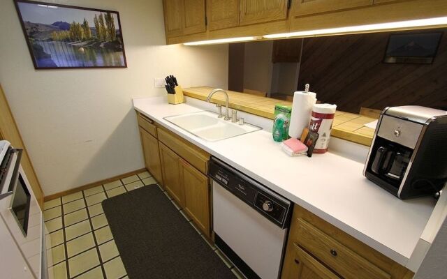 Snowcreek III 441 Pet-Friendly, BBQ Grill, Updated and On the Snowcreek Meadow by RedAwning