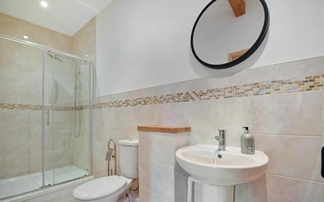 5 Bed Barn Conversion - with private hot tub