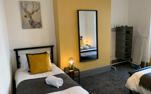 Rectory - Lovely 4 bedroom maisonette Gateshead free parking