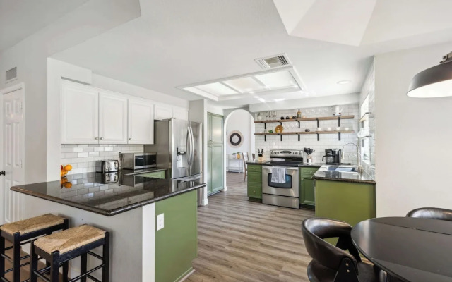 Red Mountain Retreat 5 BDR w/ Heated Pool!