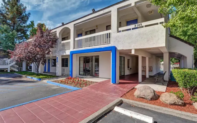 Super 8 by Wyndham Santa Rosa North