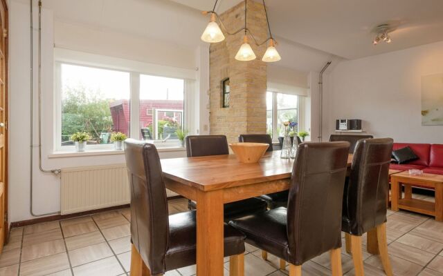 Quaint Apartment in Oosterend Terschelling near Sea