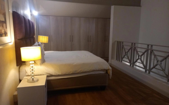 Mount Royal - 32 Large 1 bed with balcony upstairs