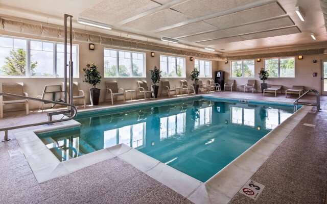 Green Mill Village Hotel & Suites, BW Signature Collection