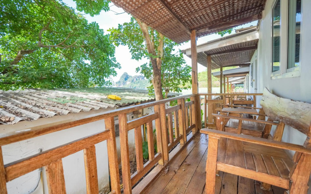Phi Phi Cozy Seafront Resort