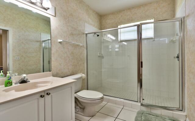 Solterra Vacation Rental: Luxury 3-BR Condo with Lake & Golf Views. Access to Luxury Pool, Hot Tub, and Golf Courses at Lely Resort. Close to Naples Beaches, 5th Avenue S, and Marco Island