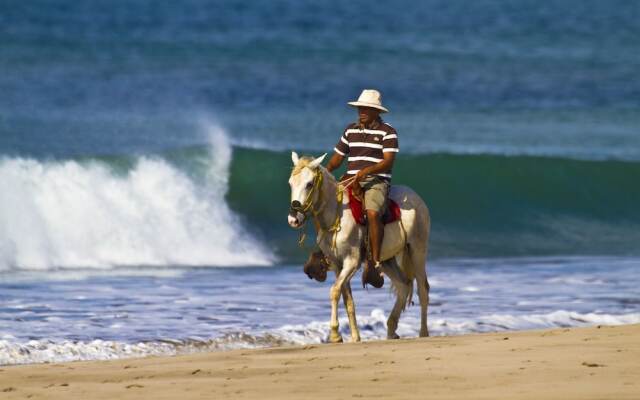 Buena Onda Beach Resort