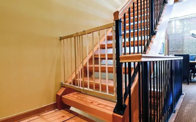 Pinnacle Ridge Chalets by Fernie Lodging