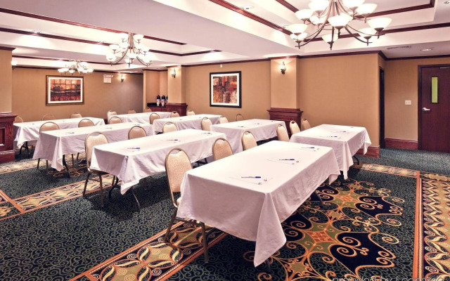 Holiday Inn Express & Suites Shawnee by IHG