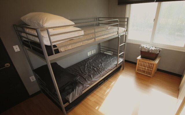 Paul's Guesthouse - Hostel