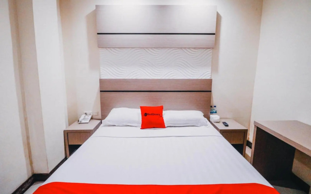 Reddoorz Plus near Makassar Town Square