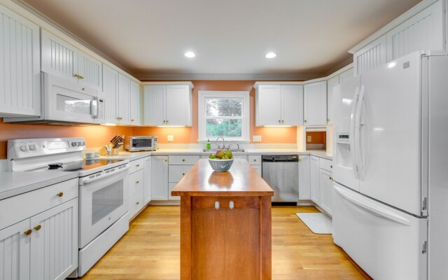 Riverfront Virginia Home - Dock, Fire Pit & Kayaks