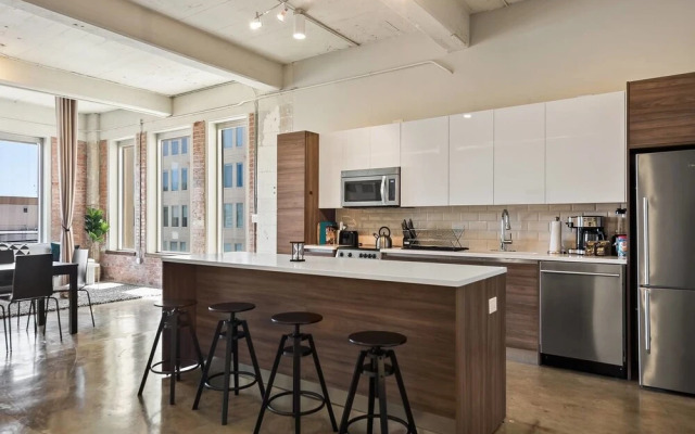 3 Bedroom Unit in Downtown Dallas with Pool & Gym