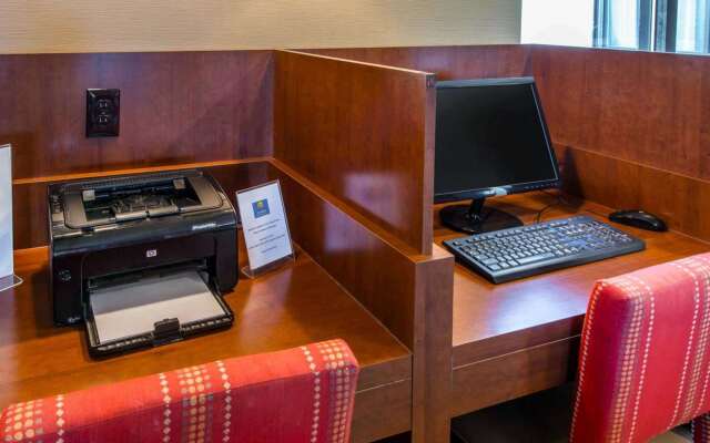 Comfort Inn & Suites Erie - Splash Harbor Indoor Waterpark