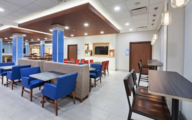 Holiday Inn Express & Suites Lenexa Overland Park Area