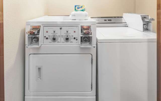 Super 8 by Wyndham Merrillville