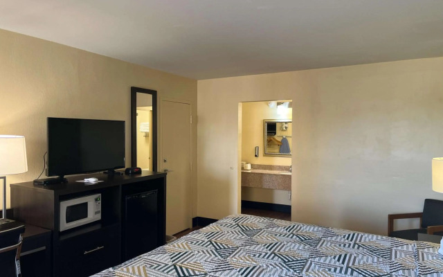 Motel 6 Forsyth, GA – Tift College