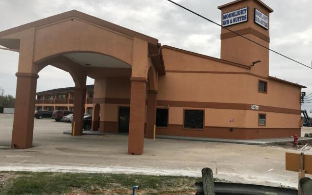 Moonlight Inn & Suites