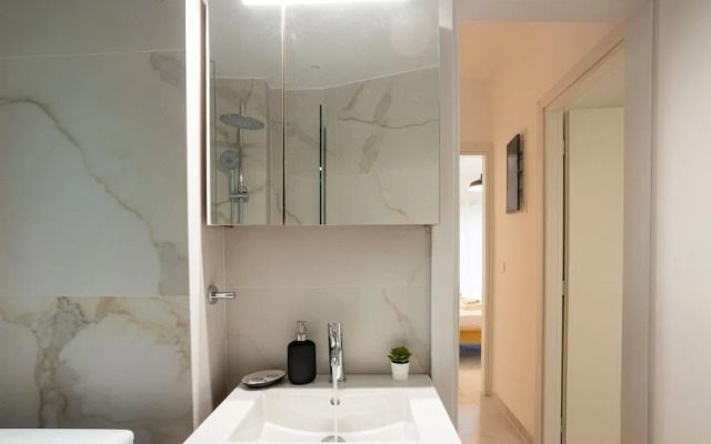 Renovated 2-bedroom Apt Near the Athenian Coast