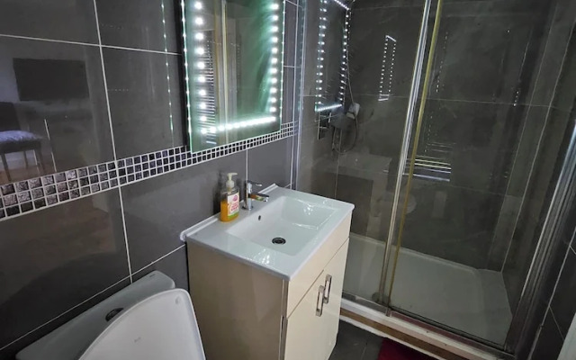 SnoozeDen Westmead – Windsor Castle & Legoland