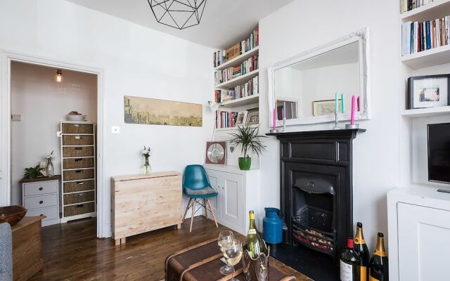 Stylish 1BR Garden Apartment in Earlsfield