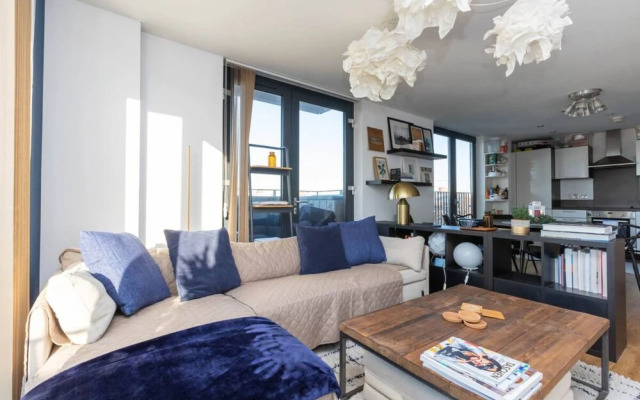 Stylish 2 Bedroom Flat in Canada Water