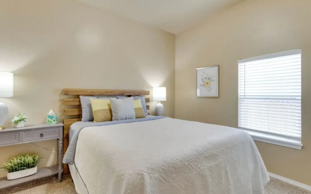 Historic Home Half-mile to Downtown Guthrie!