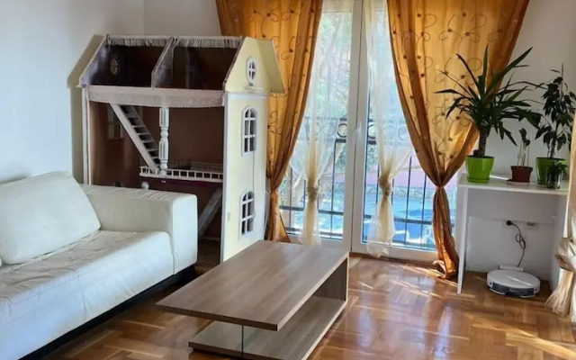 Club House Apartment with Garden and Pool