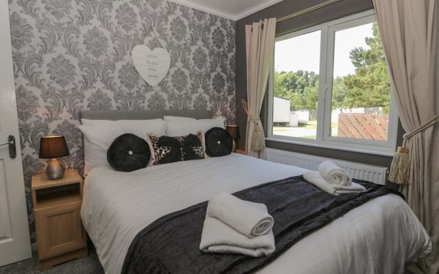 Jonstone Pines Lodge at Cayton Bay Holiday Park