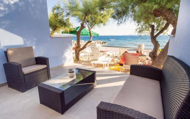 Beachfront Villa Mediteran