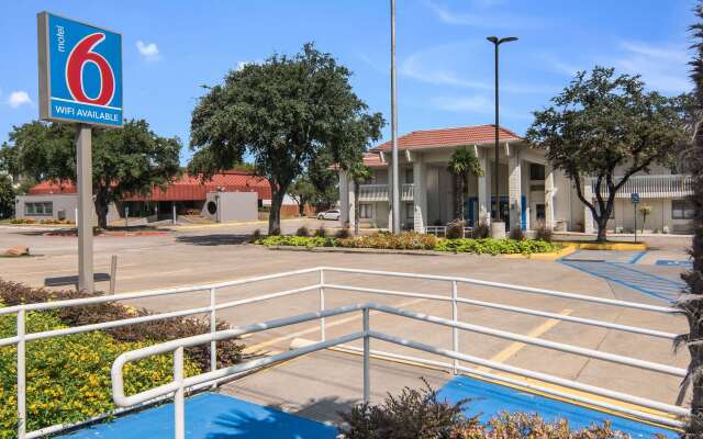 Motel 6 Addison, TX - Dallas