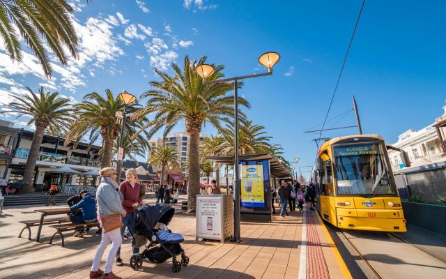 'Ocean Sunset' Glenelg Central Studio Free Parking