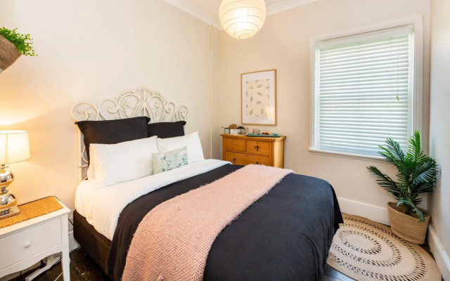 YSG The Edward Townhouses 155 and 157 - Steps To Town – Guest Rooms – Orange