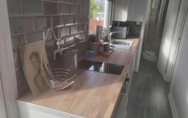 1br-garden-parking-pets-10 Mins to Beach