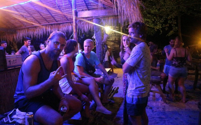 Yellow Moon M23 Hostel